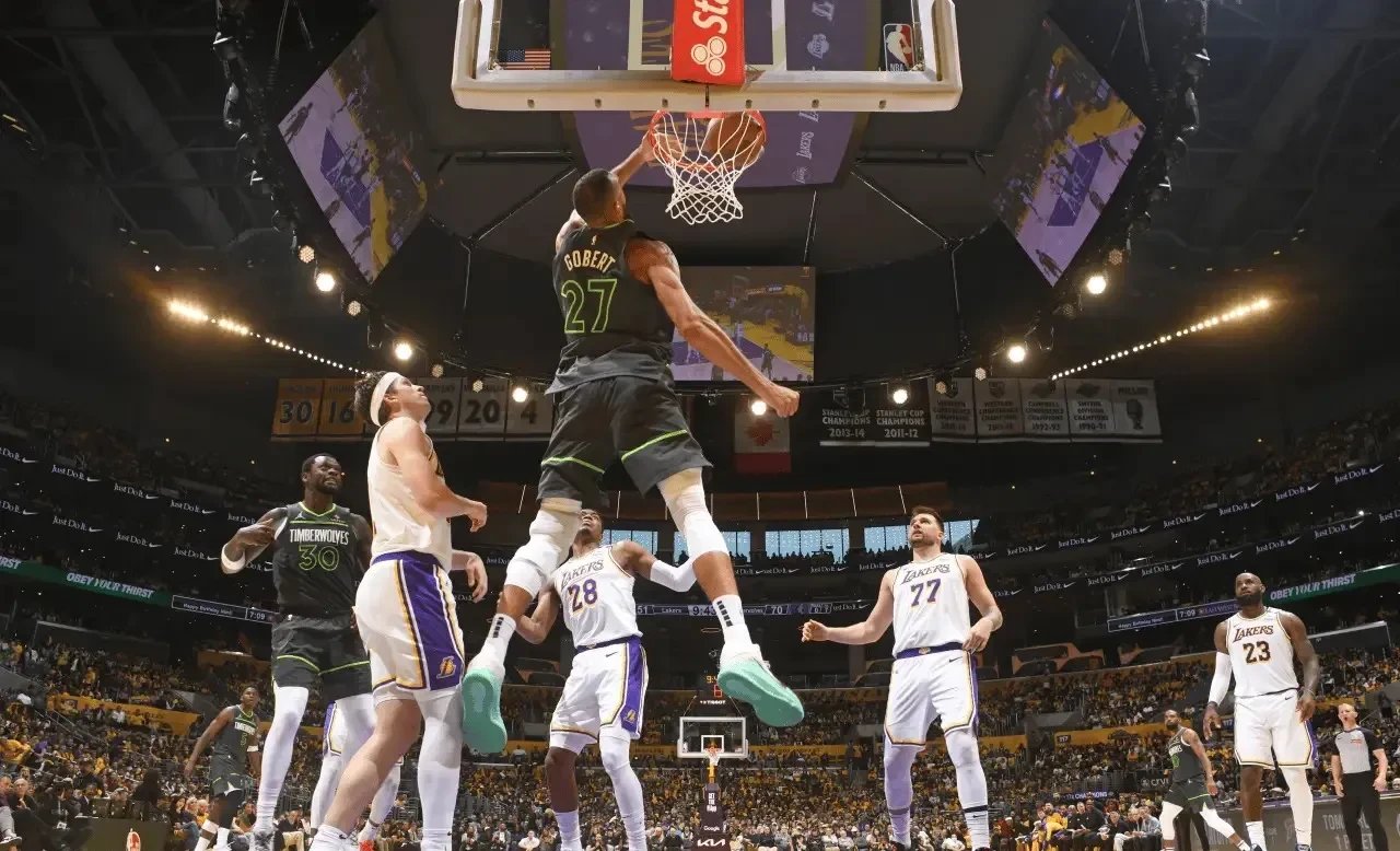 湖人引发争议!,德布劳内官方宣布重返赛场新规观众掌声雷动 湖人引发争议!,德布劳内官方宣布重返赛场新规观众掌声雷动